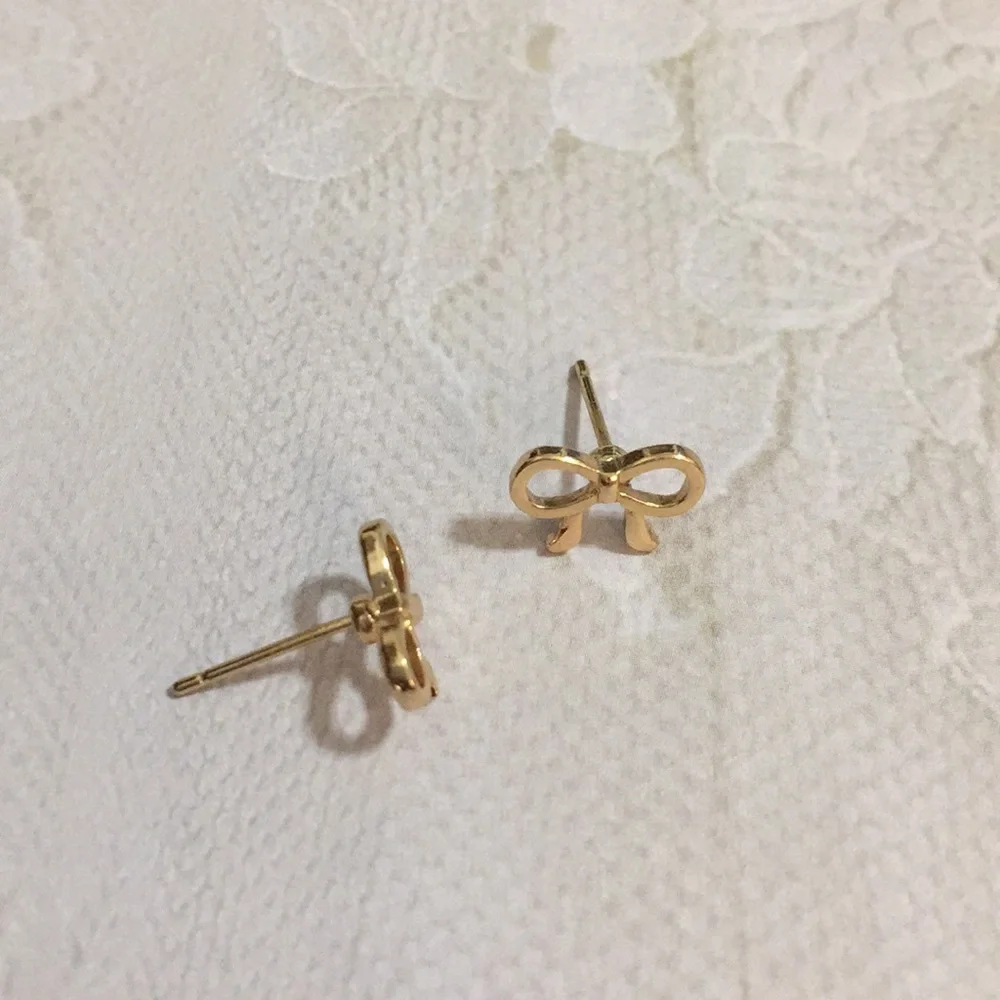 Gold bow earrings